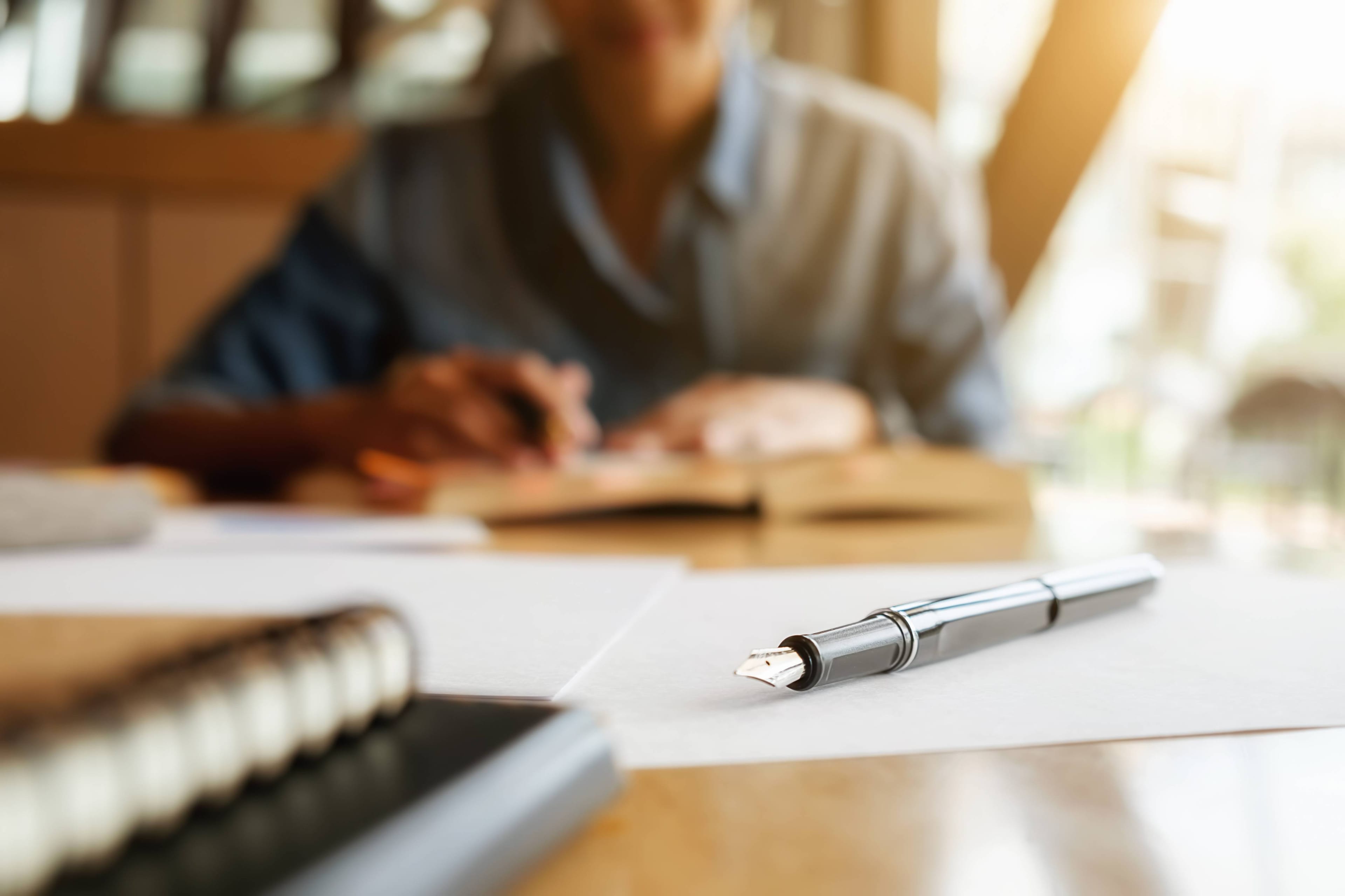 Acte notarial en cours de signature, illustration de la communication d'une étude notariale dans le respect du Règlement professionnel du notariat