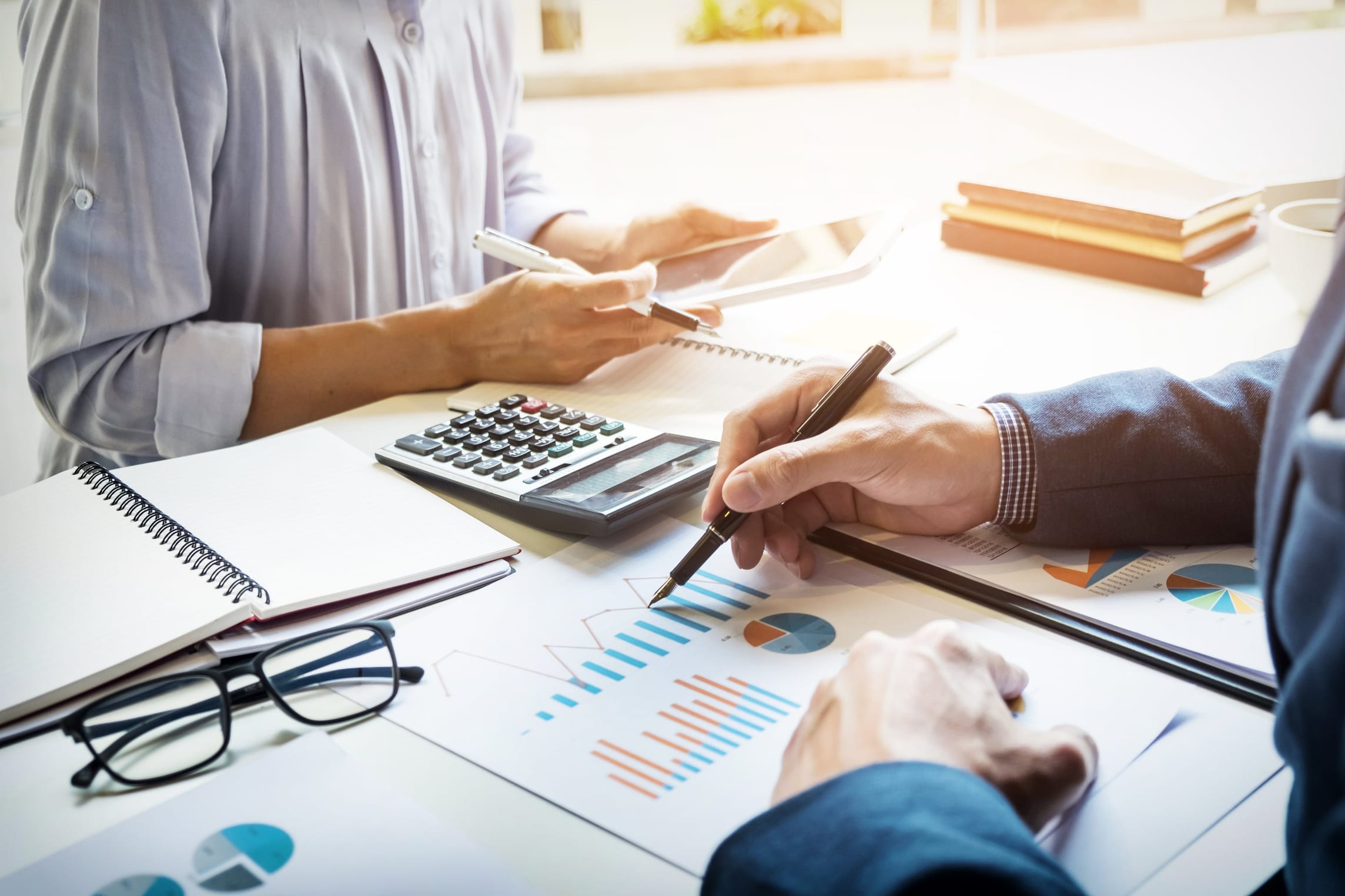Expert-comptable au travail dans son cabinet, illustration de la communication des cabinets d'expertise comptable depuis la loi PACTE
