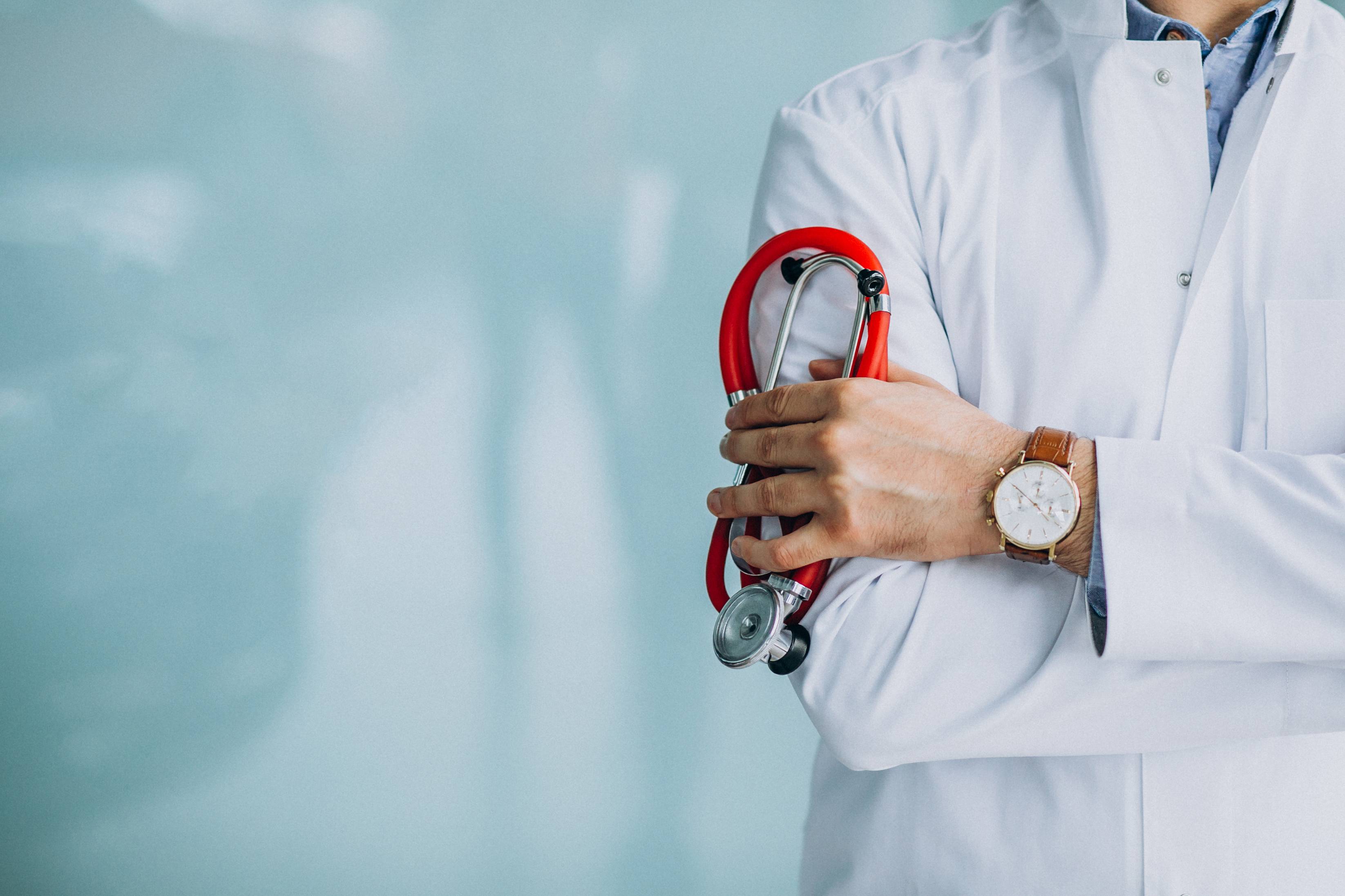 Médecin consultant un dossier dans son cabinet, illustration de la communication médicale dans le respect du Code de déontologie
