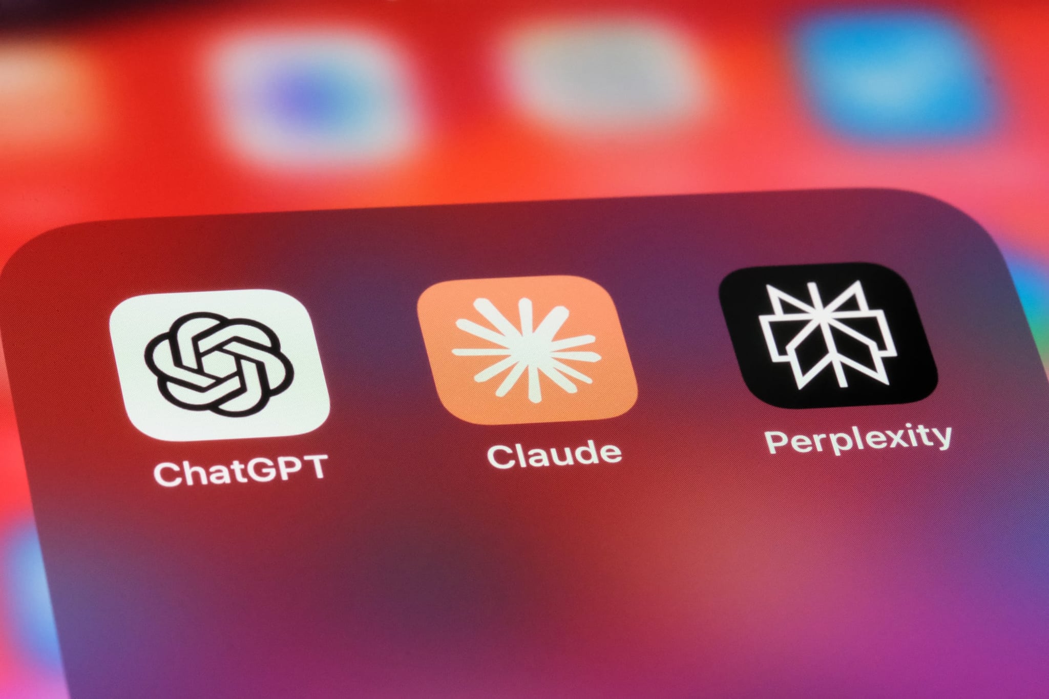 Applications ChatGPT, Claude et Perplexity sur l'écran d'un smartphone