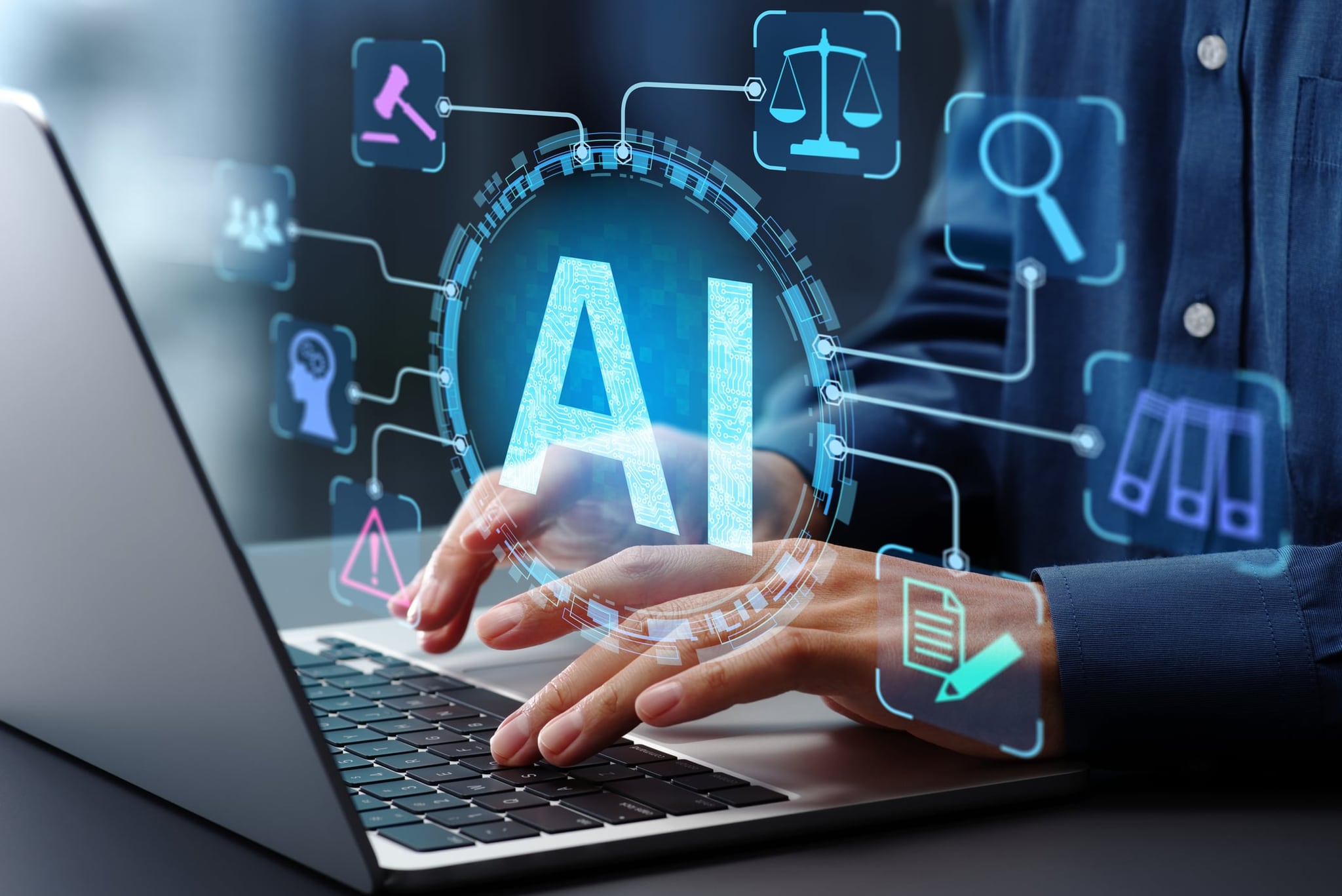 Mains sur le clavier d'un ordinateur portable, entourées de symboles de l'IA et du droit