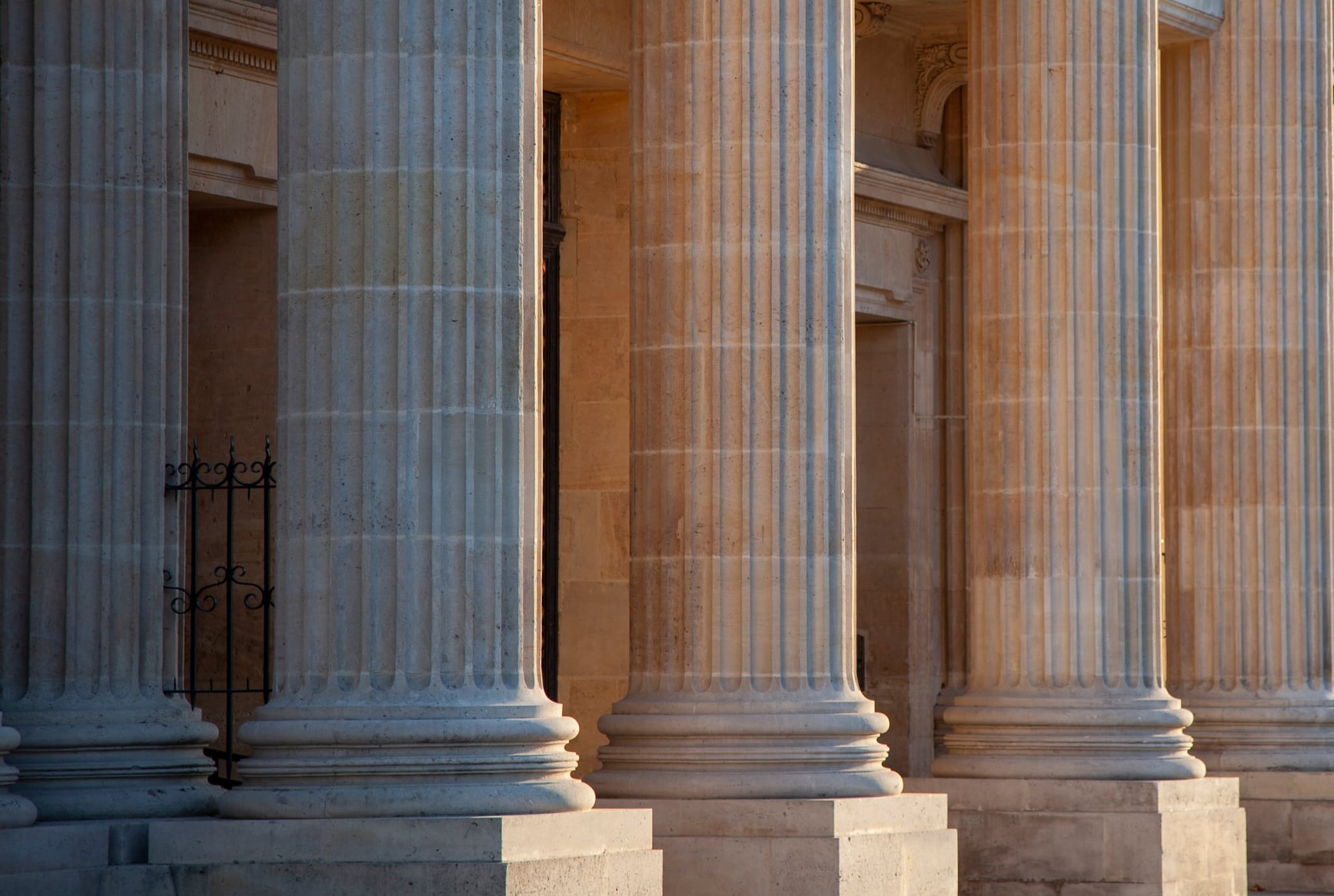 Commissaire de justice en rendez-vous client dans son étude, site internet conforme au Code de déontologie des commissaires de justice par Regularis