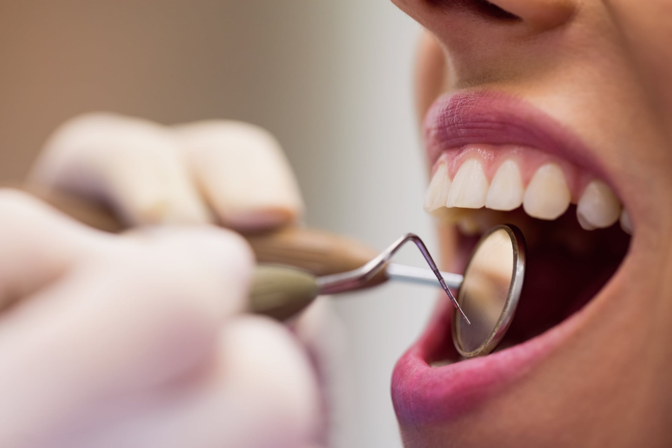 Chirurgien-dentiste en consultation dans son cabinet, site internet conforme au Code de déontologie des chirurgiens-dentistes par Regularis
