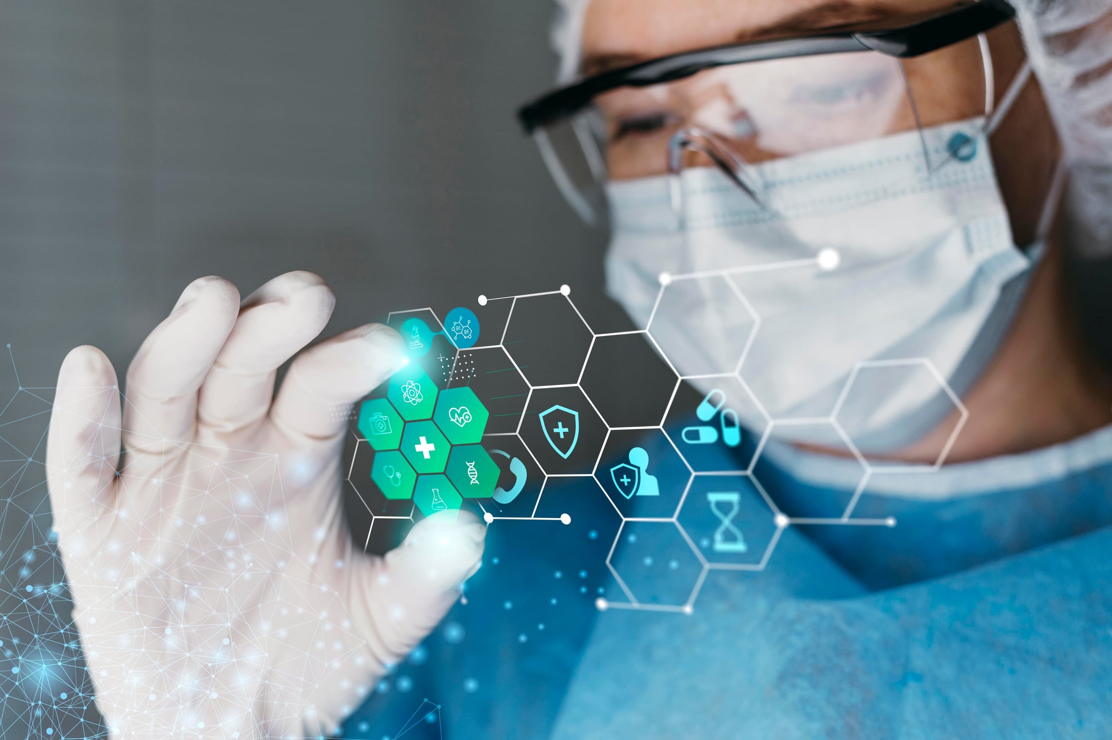Médecin en consultation dans son cabinet médical, site internet conforme au Code de déontologie médicale par Regularis