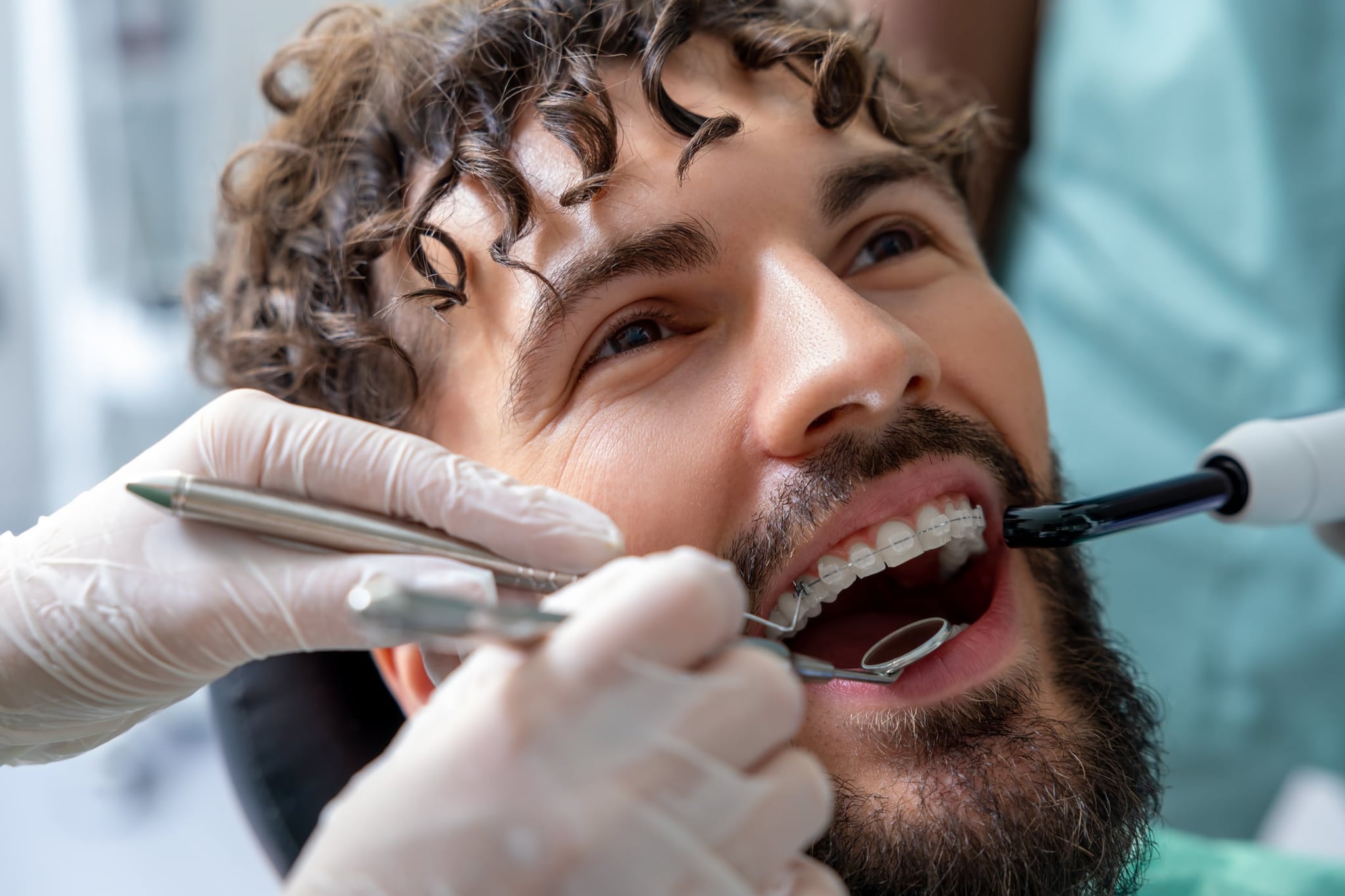 Orthodontiste en consultation dans son cabinet, site internet conforme au Code de déontologie des chirurgiens-dentistes par Regularis