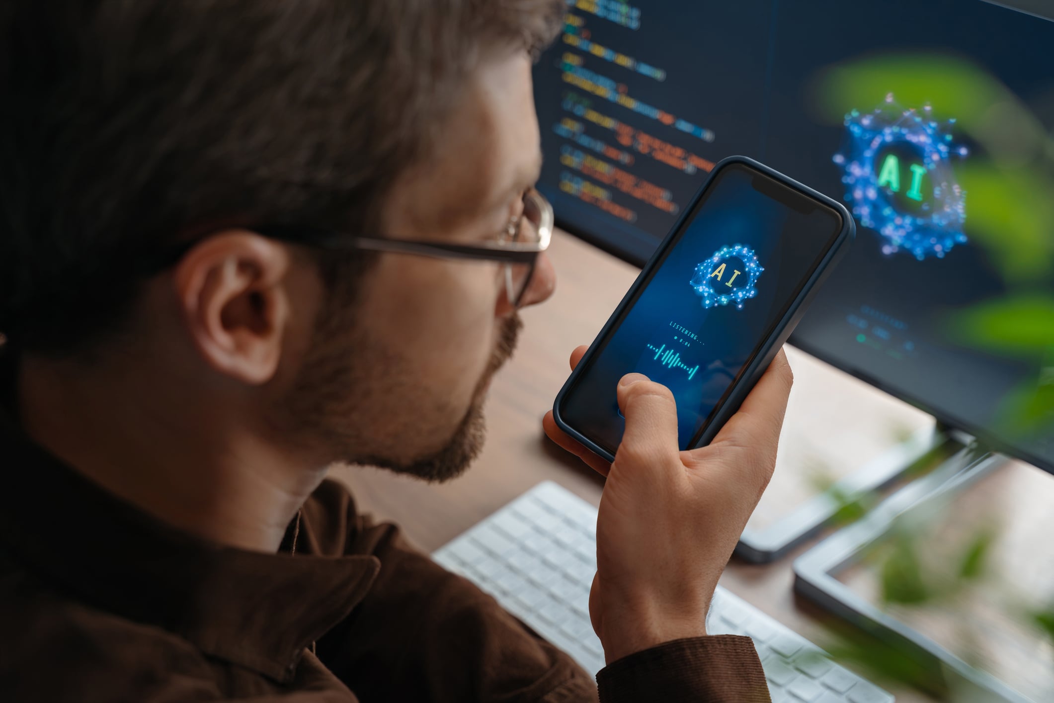 Un homme pose sa question à un assistant IA sur son smartphone