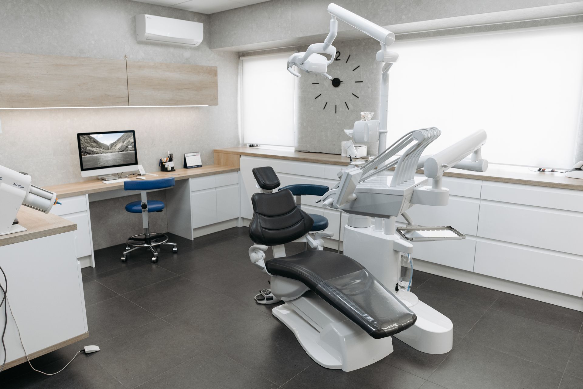 Chirurgien-dentiste consultant le tarif de création d'un site internet pour son cabinet dentaire